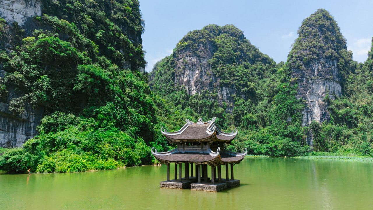 Tam Coc river scenery